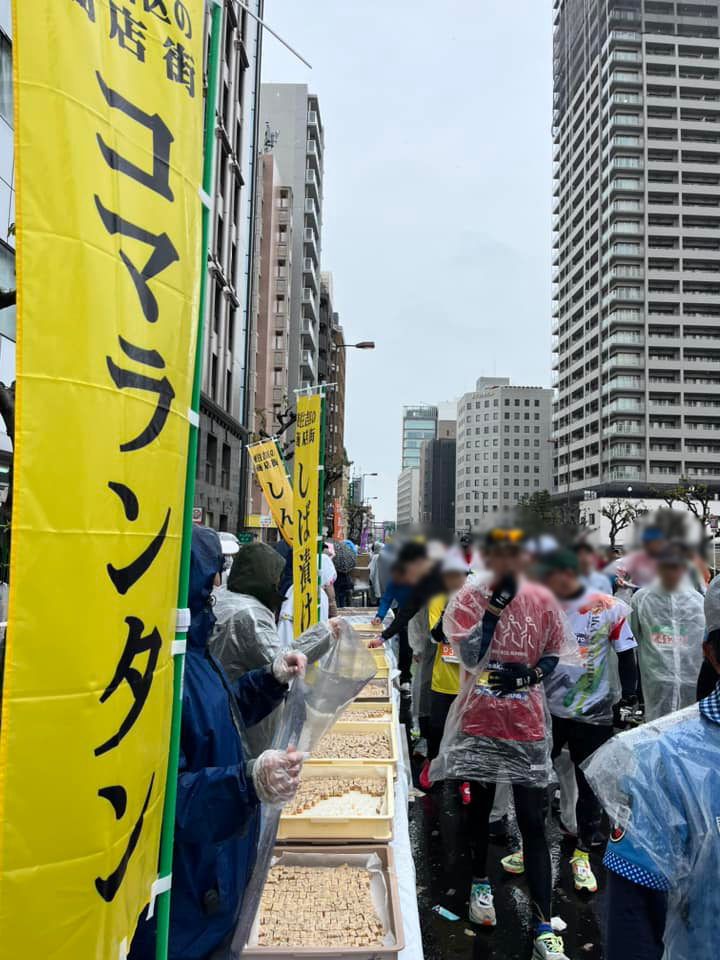 大阪マラソンにてお菓子を配布しました♪ 半生菓子の製造卸販売│OEM